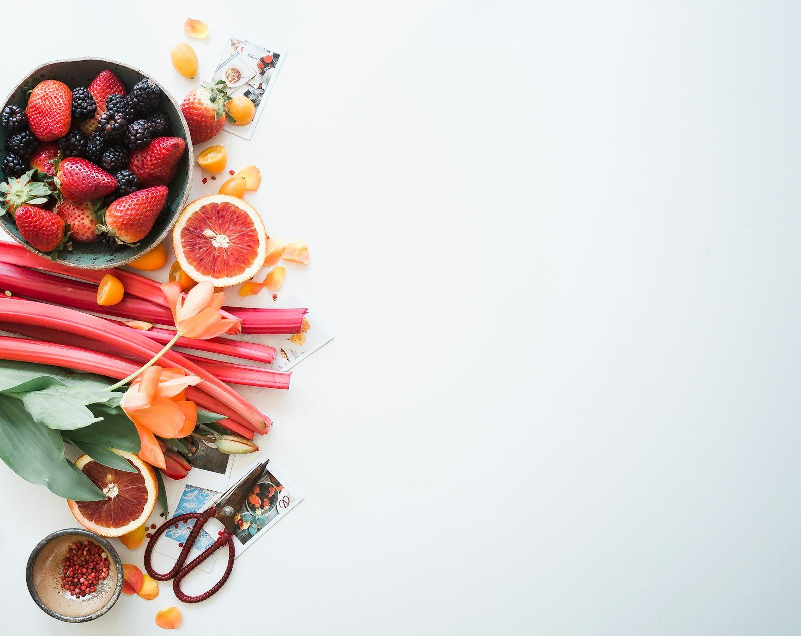 Mesa com refeições e alimentos variados